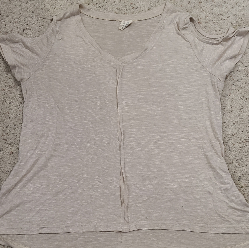 Olive Street oatmeal cold shoulder T-shirt, L.